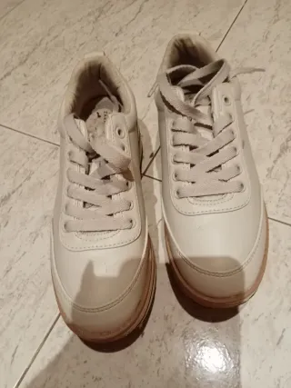 Zapatillas deportivas beige y blancas