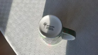 Taza de porcelana con diseño de conejo