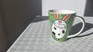 Taza de porcelana con diseño de conejo