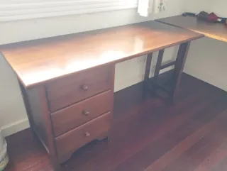 Escritorio de madera con cajones