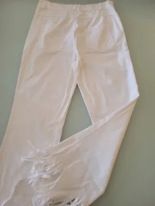 Pantalón vaquero blanco con flecos