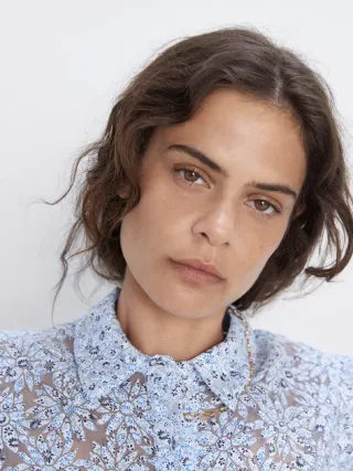 Blusa Zara floral azul y blanca