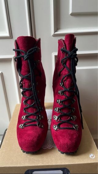Botines rockeros rojos con cordones