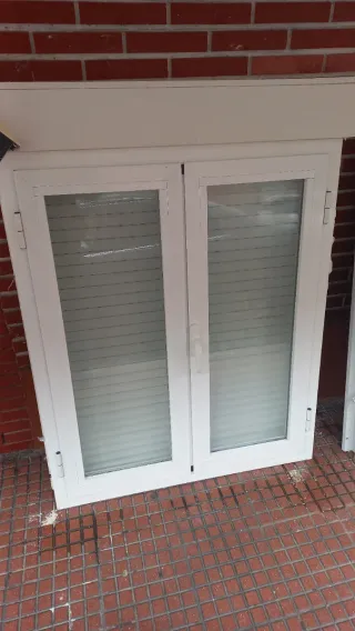Ventanas blancas de aluminio