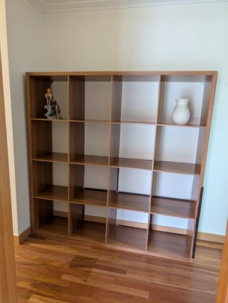 Estantería de madera marrón  muy pesada