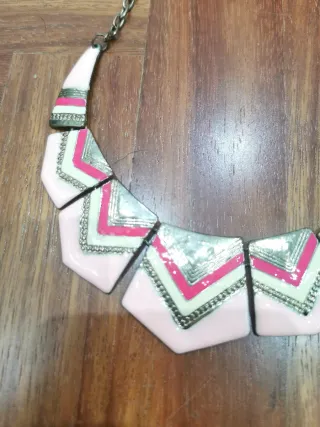 Collar étnico rosa y dorado