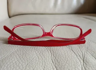 Gafas de farmacia rojas.