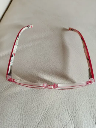 Gafas de farmacia rojas.