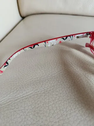 Gafas de farmacia rojas.