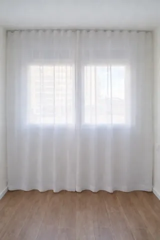Cortinas blancas y barra