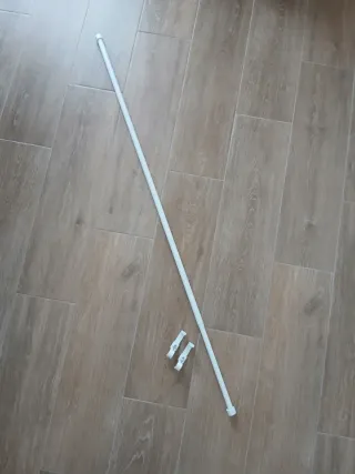 Cortinas blancas y barra