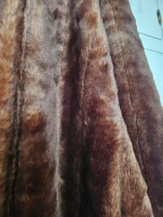 Chaqueta de piel con capucha