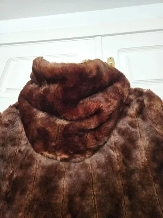 Chaqueta de piel con capucha