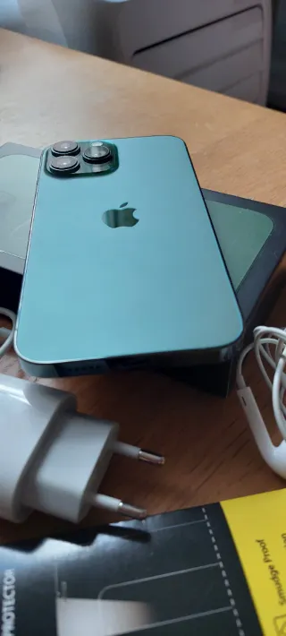 iPhone 13 Pro Max Verde + AirPods 2 + Extras