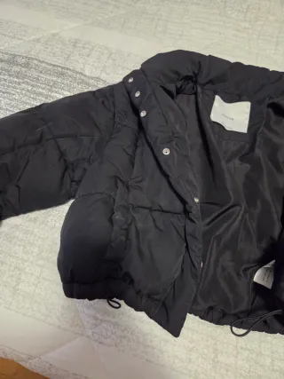 Cazadora negra acolchada corta