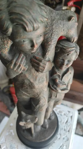 Escultura de niños con oveja