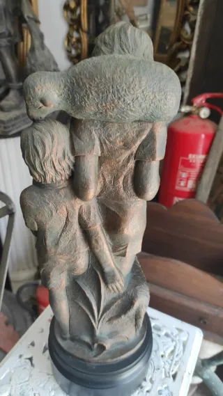 Escultura de niños con oveja