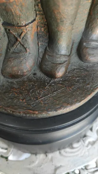 Escultura de niños con oveja