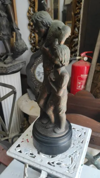 Escultura de niños con oveja