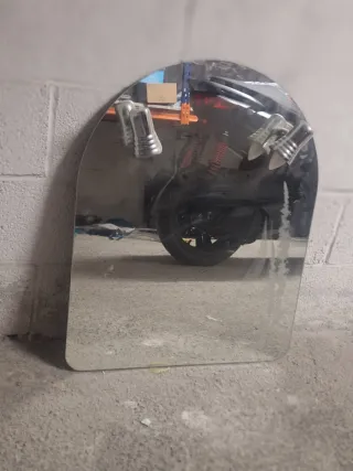 Espejo de baño con marco metálico