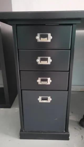 Escritorio negro de madera