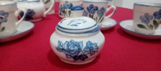 Juego de té de porcelana con flores azules