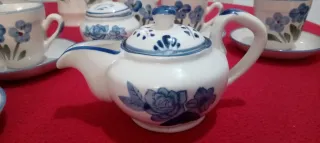 Juego de té de porcelana con flores azules