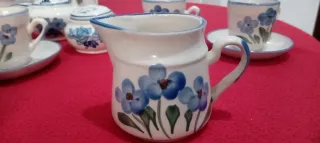 Juego de té de porcelana con flores azules