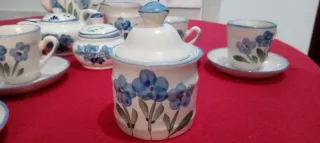 Juego de té de porcelana con flores azules