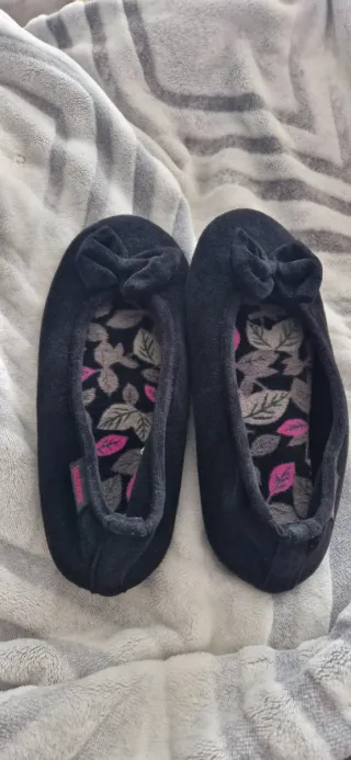 Zapatillas negras con lazo y estampado floral