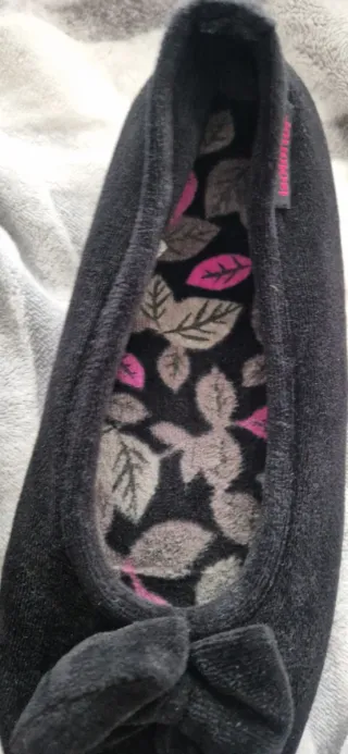 Zapatillas negras con lazo y estampado floral