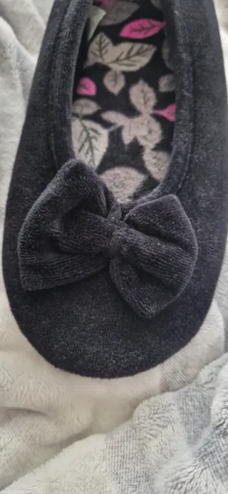 Zapatillas negras con lazo y estampado floral