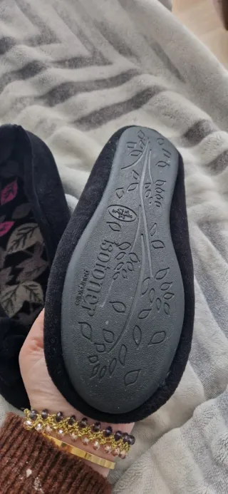 Zapatillas negras con lazo y estampado floral