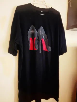 Vestido Camiseta Negro con Tacones Rojos