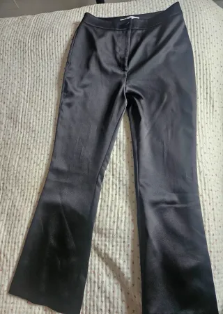 Pantalón satinado negro Zara