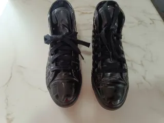 Botines negros charol acolchados