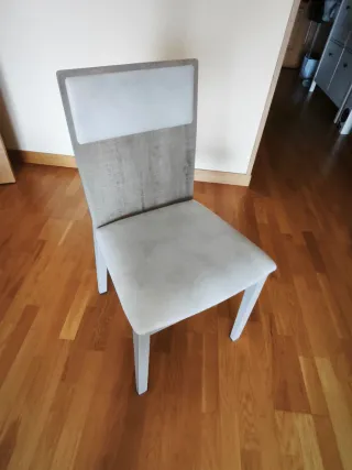 Sillas de comedor grises, apenas sin uso. Cuatro.