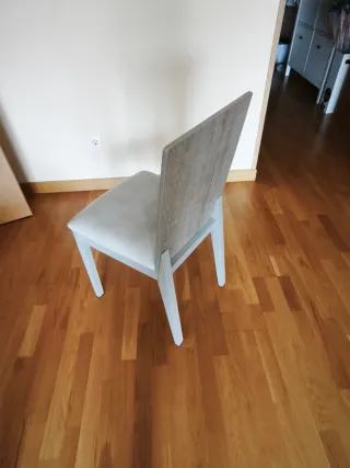 Sillas de comedor grises, apenas sin uso. Cuatro.