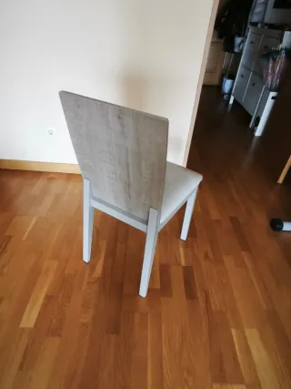 Sillas de comedor grises, apenas sin uso. Cuatro.