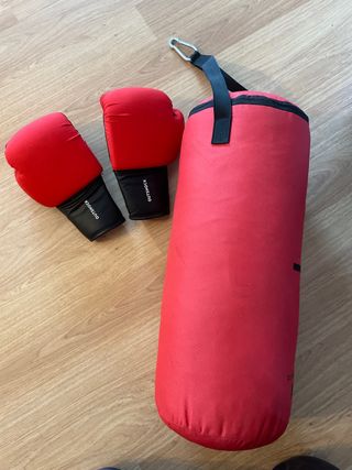Saco de boxeo infantil y guantes rojos