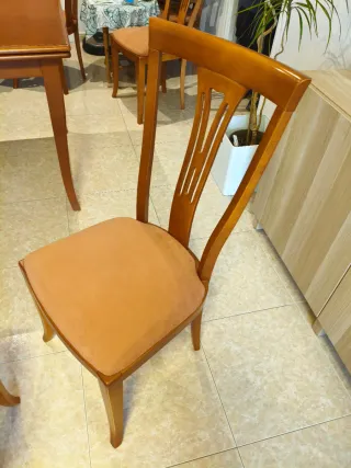 Mesa de comedor y 6 sillas de madera.