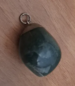 Ciondolo in pietra verde con anello