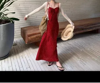 Vestido rojo de tirantes con estampado floral