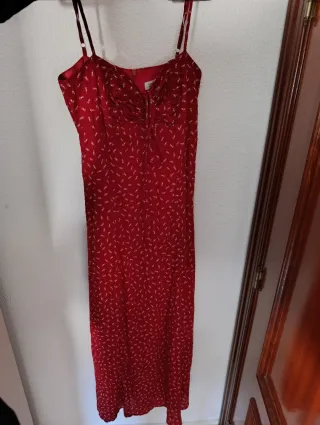 Vestido rojo de tirantes con estampado floral