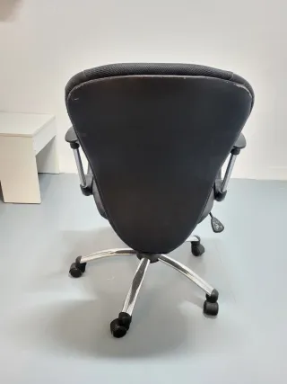 Silla de oficina ergonómica negra