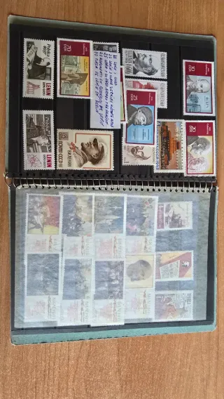 Álbum de sellos con colecciones