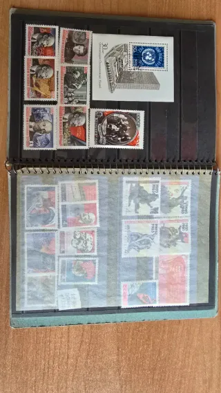 Álbum de sellos con colecciones