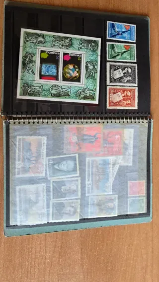 Álbum de sellos con colecciones