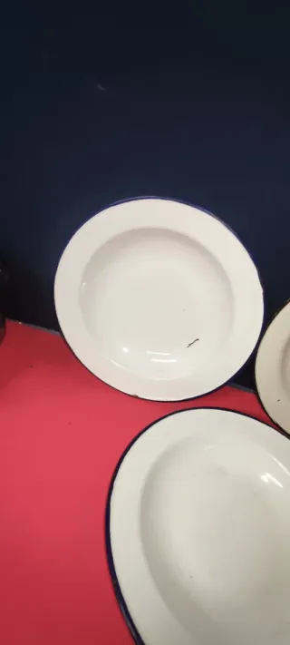 Antichi piatti smaltati in metallo