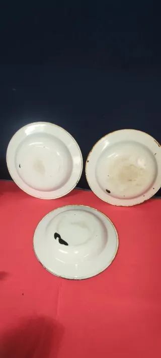 Antichi piatti smaltati in metallo